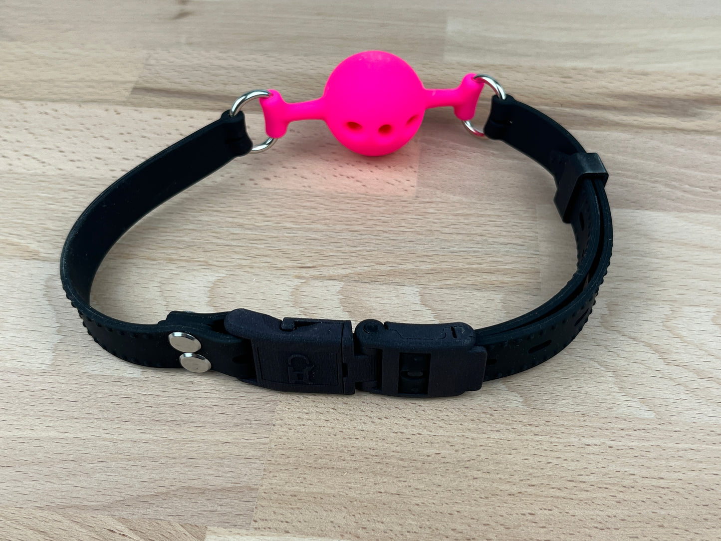 Silikon Ballknebel mit Kink-Lock Schnellverschluss, neon pink, schwarz
