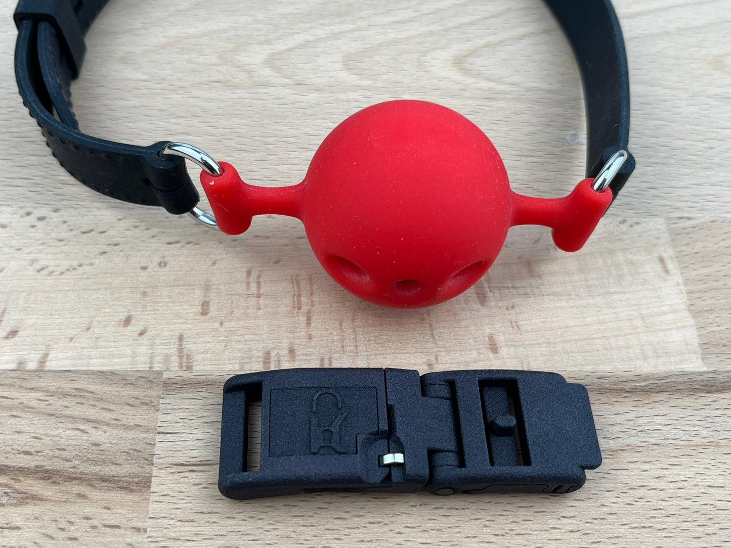 Silikon Ballknebel mit Kink-Lock Schnellverschluss, rot-schwarz