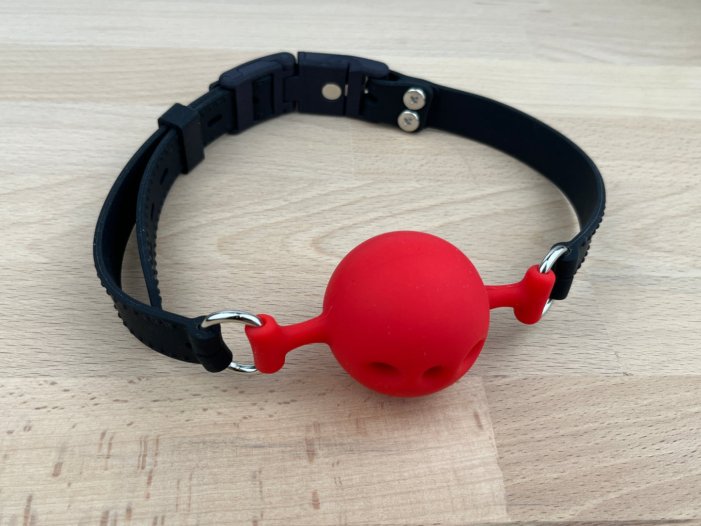 Silikon Ballknebel mit Kink-Lock Schnellverschluss, rot-schwarz