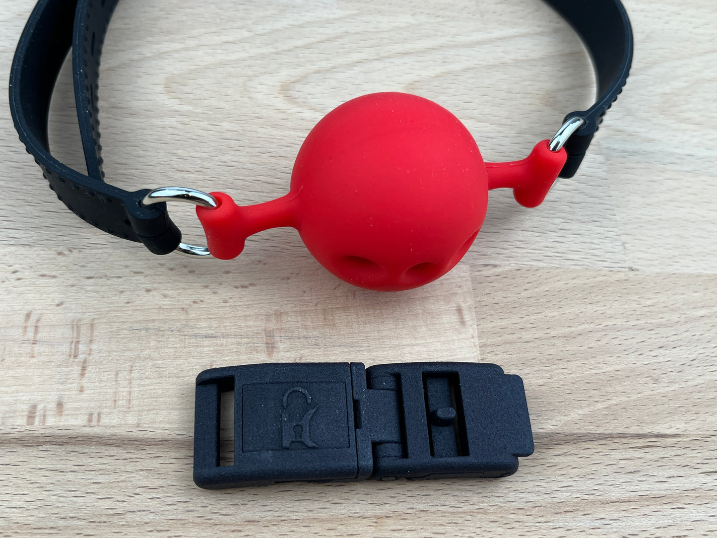 Silikon Ballknebel mit Kink-Lock Schnellverschluss, rot-schwarz