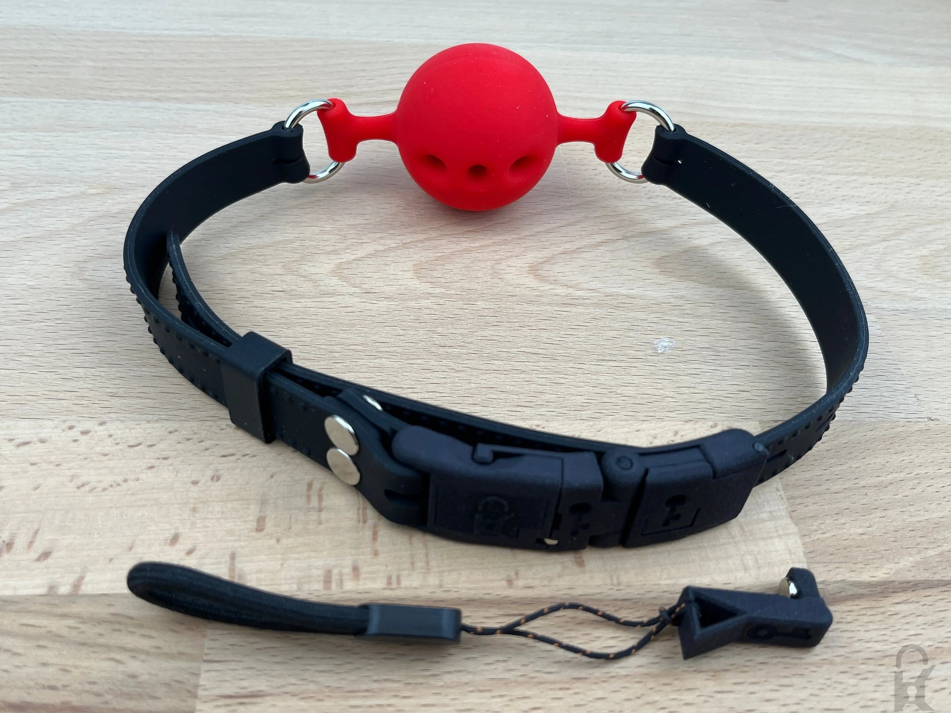 Silikon Ballknebel mit Kink-Lock Schnellverschluss, rot-schwarz ComfortableRestraint